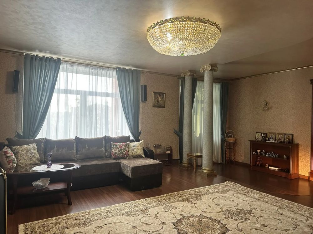 Продаётся 3 комнатная квартира, площадью 134.5 м², 5 этаж александров г. красный переулок ул.